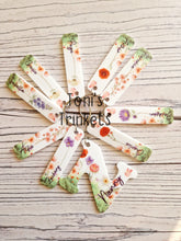 Load image into Gallery viewer, Floral Inital keyring and birth month fobs