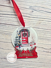 Load image into Gallery viewer, Personlaised family sign post snowglobe

